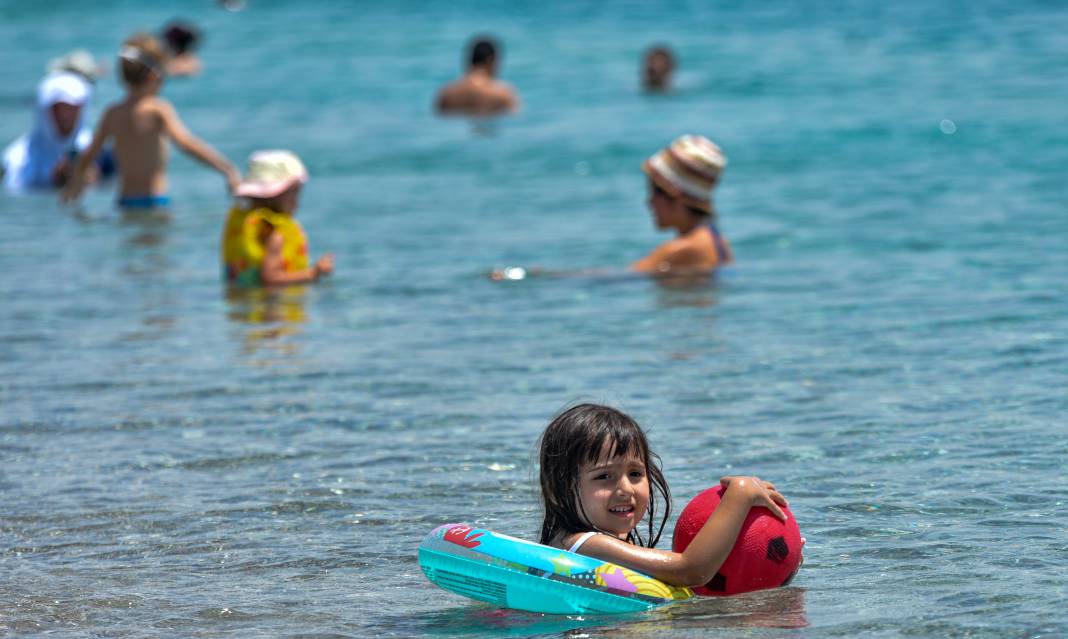 Antalya'da sıcaklık 43,7 dereceye yükseldi. Vatandaşlar sahile akın etti 9